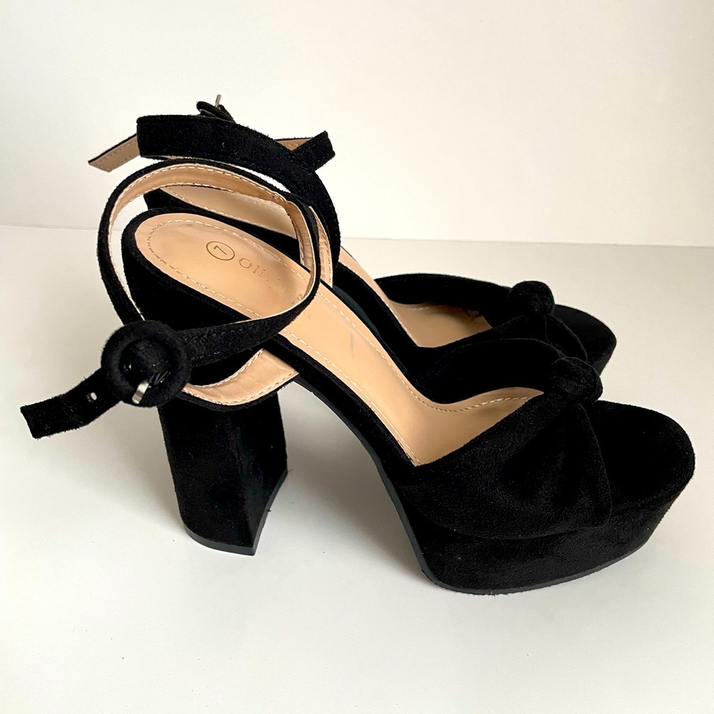 BLACK HEEL SANDALS SIZE
7.